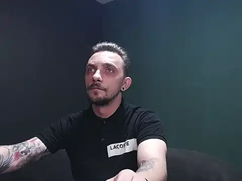 Snapshot of guesswhatbitch chatting on 09/19/25, 04:51 guesswhatbitch online show from 09/19/25, 04:51