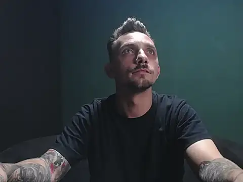 Snapshot of guesswhatbitch chatting on 09/23/25, 11:41 guesswhatbitch online show from 09/23/25, 11:41