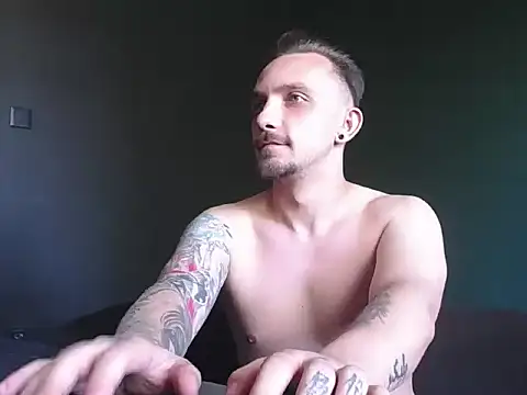 Snapshot of guesswhatbitch chatting on 09/24/25, 11:46 guesswhatbitch online show from 09/24/25, 11:46