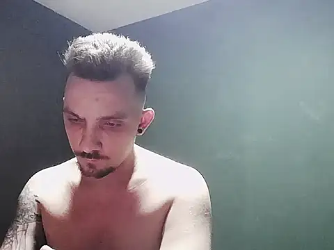 Snapshot of guesswhatbitch chatting on 10/04/25, 11:47 guesswhatbitch online show from 10/04/25, 11:47