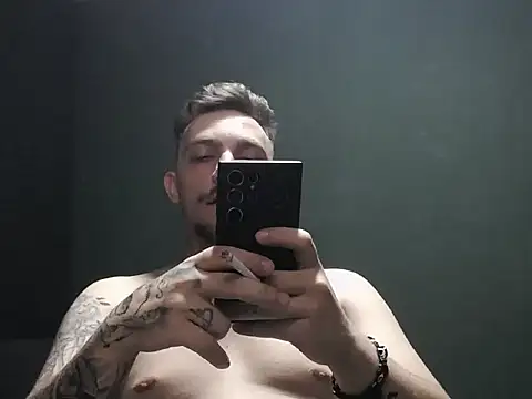 Snapshot of guesswhatbitch chatting on 10/08/25, 08:28 guesswhatbitch online show from 10/08/25, 08:28