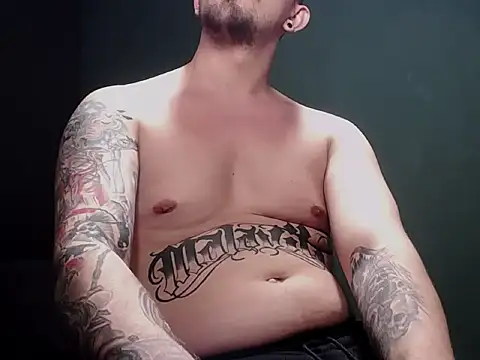 Snapshot of guesswhatbitch chatting on 10/28/25, 04:31 guesswhatbitch online show from 10/28/25, 04:31