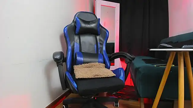 Charliejones  online show from 11/18/25, 01:22