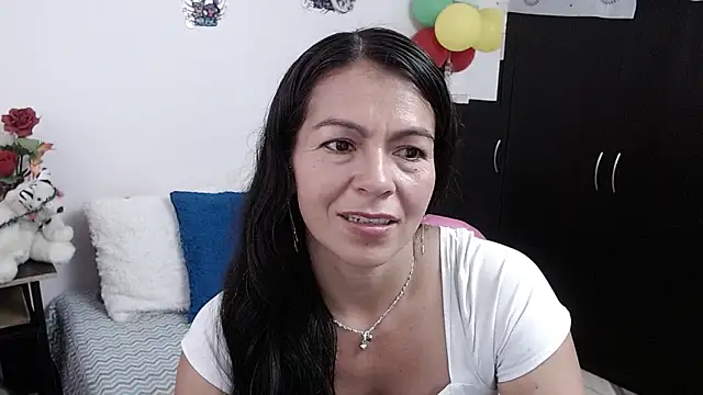 Snapshot of camilavargas_ chatting on 09/27/25, 08:36 camilavargas  online show from 09/27/25, 08:36