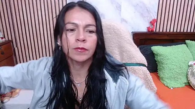 Snapshot of camilavargas_ chatting on 10/10/25, 01:54 camilavargas  online show from 10/10/25, 01:54