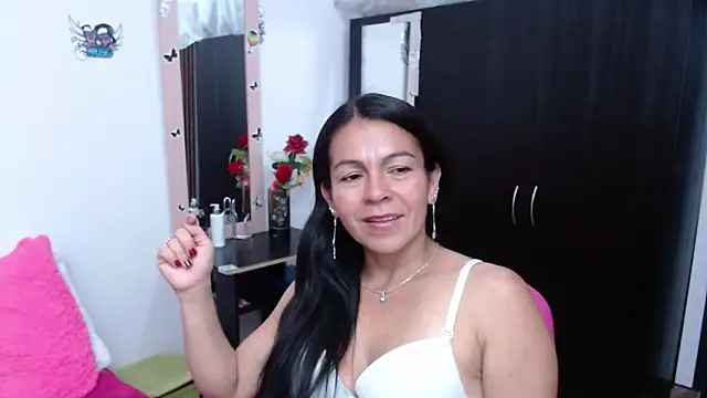 Snapshot of camilavargas_ chatting on 10/12/25, 11:04 camilavargas  online show from 10/12/25, 11:04