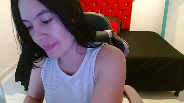 Snapshot of cristal1609 chatting on 02/25/26, 01:32 cristal1609 online show from 02/25/26, 01:32
