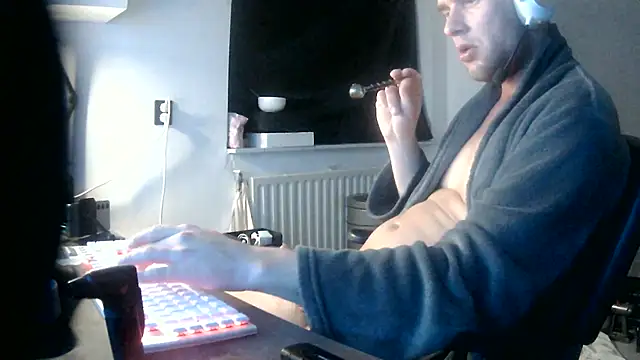 Snapshot of monty19cm chatting on 04/18/26, 03:21 monty19cm online show from 04/18/26, 03:21