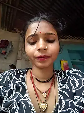 Snapshot of R_Roshni chatting on 10/18/25, 03:31 R Roshni online show from 10/18/25, 03:31