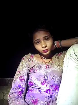 Snapshot of R_Roshni chatting on 10/18/25, 03:46 R Roshni online show from 10/18/25, 03:46