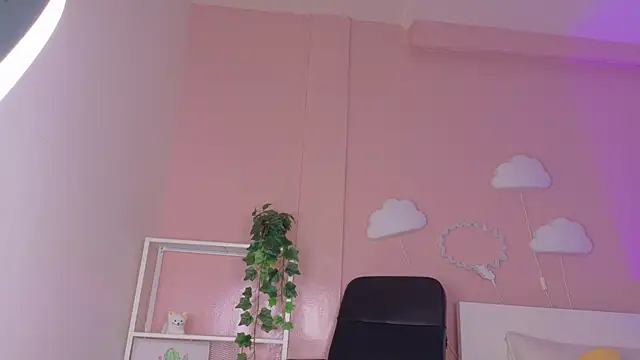 Snapshot of KeendraFox_ chatting on 07/17/26, 09:27 KeendraFox online show from 07/17/26, 09:27