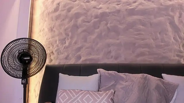 Snapshot of Naomy_gyal chatting on 02/27/26, 01:00 Naomy gyal online show from 02/27/26, 01:00