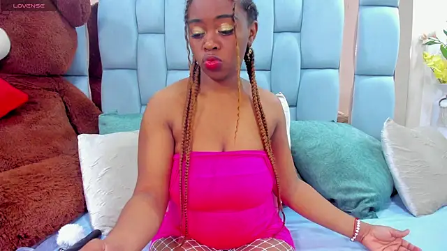 hazellanee online show from 11/08/25, 11:47