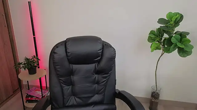 Snapshot of amyross_s1 chatting on 10/12/25, 08:08 amyross s1 online show from 10/12/25, 08:08