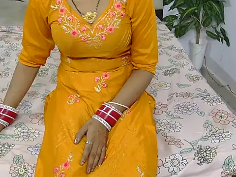 Snapshot of Lovelyy-couple chatting on 10/22/25, 03:51 Lovelyy-couple online show from 10/22/25, 03:51