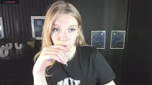 Layla Glam online show from 09/26/25, 01:15