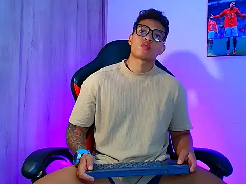 Snapshot of evan_greey chatting on 10/10/25, 03:05 evan greey online show from 10/10/25, 03:05