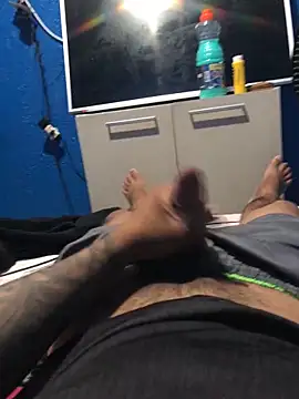 Snapshot of Alangostoso092 chatting on 10/18/25, 04:04 Alangostoso092 online show from 10/18/25, 04:04