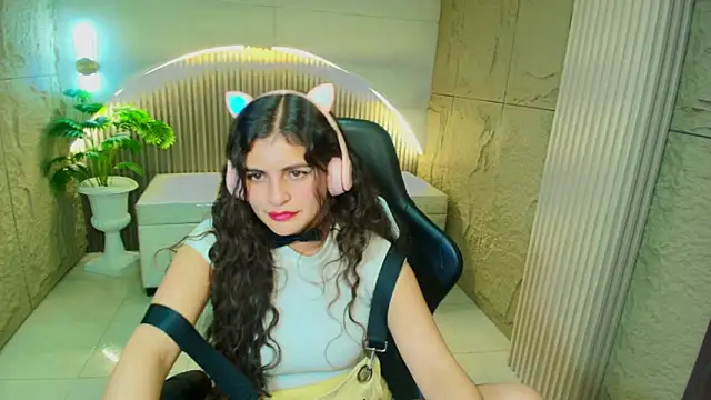 Snapshot of dany_r_ chatting on 02/21/26, 06:42 dany r online show from 02/21/26, 06:42