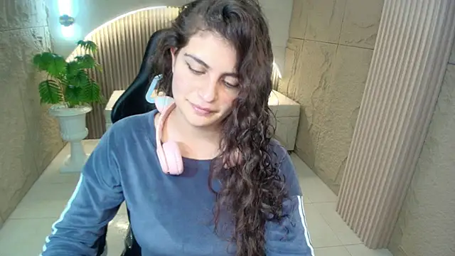 Snapshot of dany_r_ chatting on 02/27/26, 01:22 dany r online show from 02/27/26, 01:22