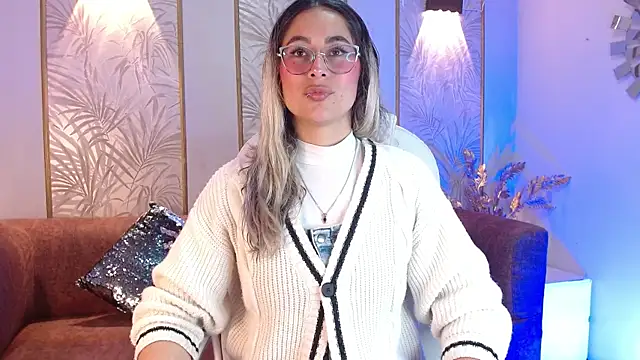 Snapshot of LunaaGrey_ chatting on 10/04/25, 04:21 LunaaGrey online show from 10/04/25, 04:21