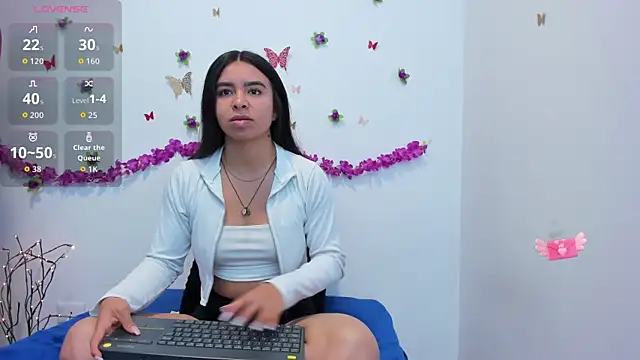 Annniie22 online show from 10/13/25, 10:15