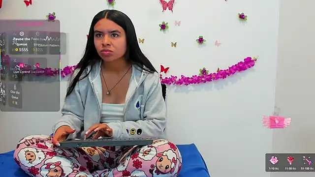 Annniie22 online show from 01/08/26, 09:33