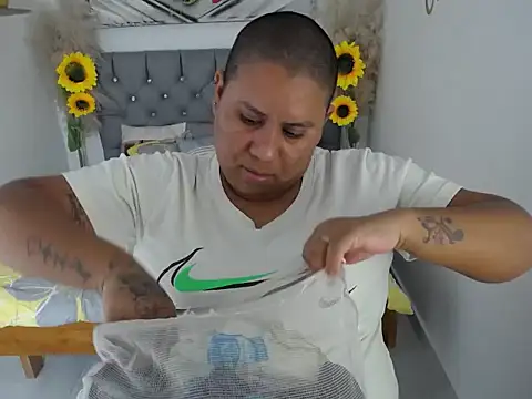 hotlesby valery online show from 12/15/25, 08:02