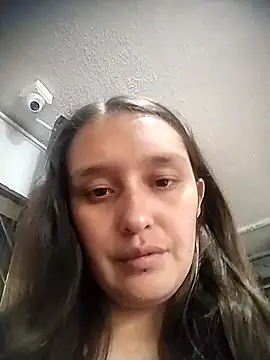 Snapshot of Karla-giraldo_ chatting on 10/17/25, 09:28 Karla-giraldo online show from 10/17/25, 09:28