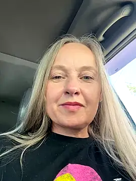B i r d i e online show from 09/22/25, 12:18