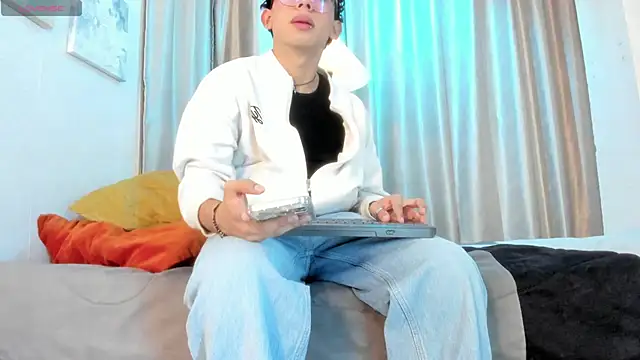 Snapshot of liam_twiink chatting on 04/23/26, 07:49 liam twiink online show from 04/23/26, 07:49