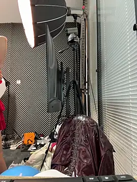 YY-27 online show from 11/19/25, 11:10