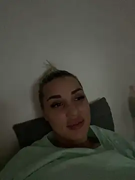 Snapshot of Giullyaxx chatting on 10/15/25, 05:02 Giullyaxx online show from 10/15/25, 05:02