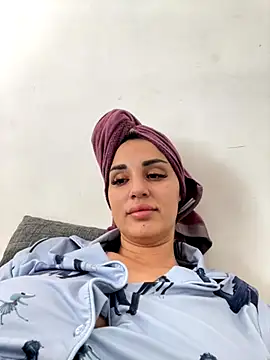 Snapshot of Giullyaxx chatting on 10/16/25, 10:38 Giullyaxx online show from 10/16/25, 10:38