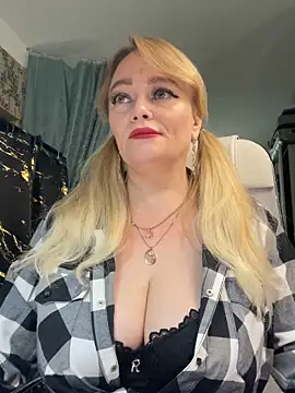 Snapshot of Sweet-blonde chatting on 05/18/26, 10:10 Sweet-blonde online show from 05/18/26, 10:10