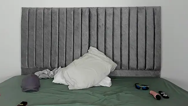 aroncooper1 online show from 10/03/25, 01:08