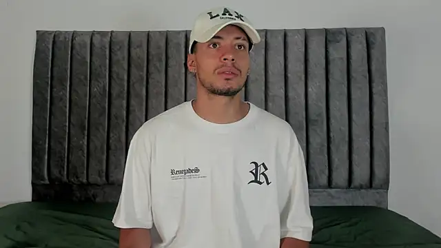 aroncooper1 online show from 10/07/25, 11:40