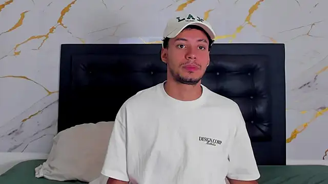 aroncooper1 online show from 10/08/25, 12:36