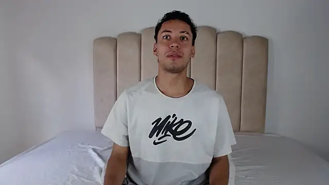 aroncooper1 online show from 11/11/25, 09:04