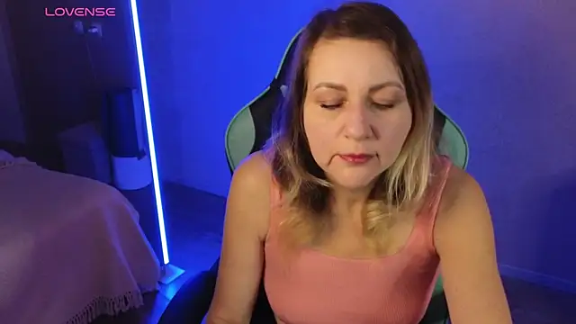 Snapshot of silvaraNoir chatting on 10/26/25, 03:07 silvaraNoir online show from 10/26/25, 03:07