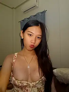 Snapshot of Bunny72772 chatting on 10/24/25, 04:47 Bunny72772 online show from 10/24/25, 04:47