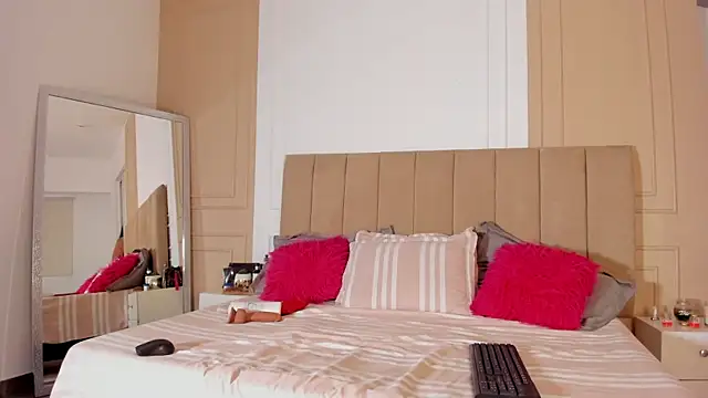 PatriciaFigueroa online show from 11/06/25, 07:26