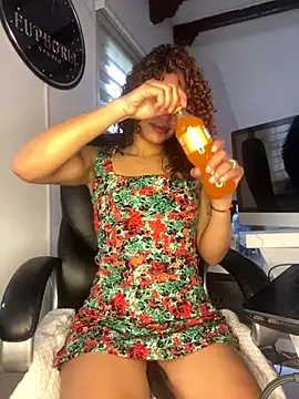 PrettyLia online show from 10/25/25, 04:24