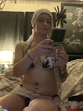 Snapshot of blondebarbiebae chatting on 05/25/26, 11:33 blondebarbiebae online show from 05/25/26, 11:33