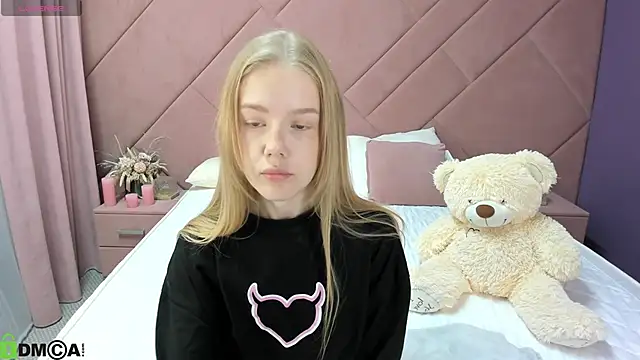 Snapshot of Vicki_Todd chatting on 10/02/25, 01:12 Vicki Todd online show from 10/02/25, 01:12