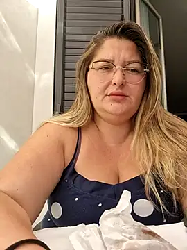 Snapshot of HornyBella88 chatting on 10/19/25, 08:15 HornyBella88 online show from 10/19/25, 08:15