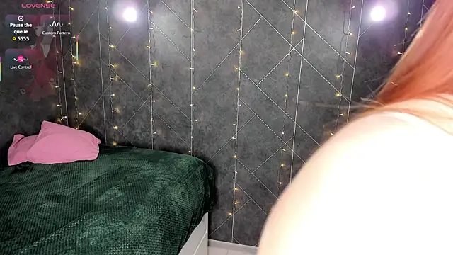 Red FoxGirl online show from 12/22/25, 02:58