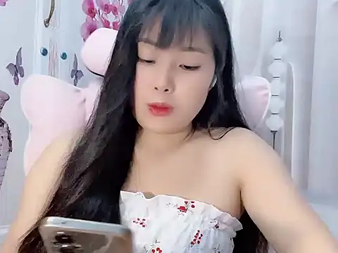 Snapshot of Lie_liee chatting on 07/17/26, 01:40 Lie liee online show from 07/17/26, 01:40