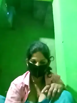 Snapshot of Cuty_nensi chatting on 10/28/25, 01:53 Cuty nensi online show from 10/28/25, 01:53