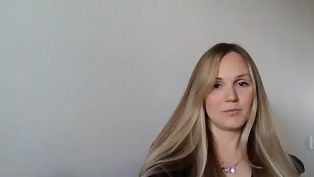 Snapshot of Kyrelinn chatting on 10/26/25, 06:41 Kyrelinn online show from 10/26/25, 06:41